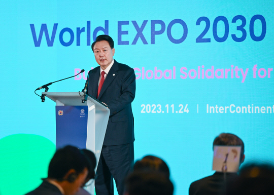 2030 부산세계박람회 유치 활동을 위해 프랑스를 방문했던 윤석열 대통령이 24일(현지시간) 파리 한 호텔에서 열린 국제박람회기구(BIE) 대표 초청 오찬에서 오찬사를 하고 있다. 연합뉴스